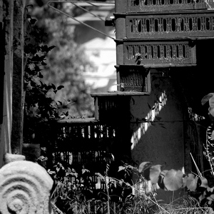 Escalier en métal rouillé au milieu de ruines - en noir et blanc - France  - collection de photos clin d'oeil, catégorie rues